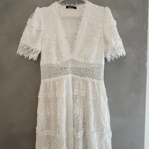 Lace mini dress från ginatricot - Säljer denna superfina klänning från ginatricot, endast använd en gång på min student så klänningen är i nyskick!💞 Nypris: 699kr