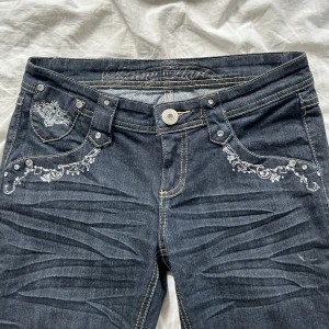 lågmidjade jeans - säljer då de är för stora 💓 skriv för mer bilder! midjemått 78cm innerbenslängd 80cm 