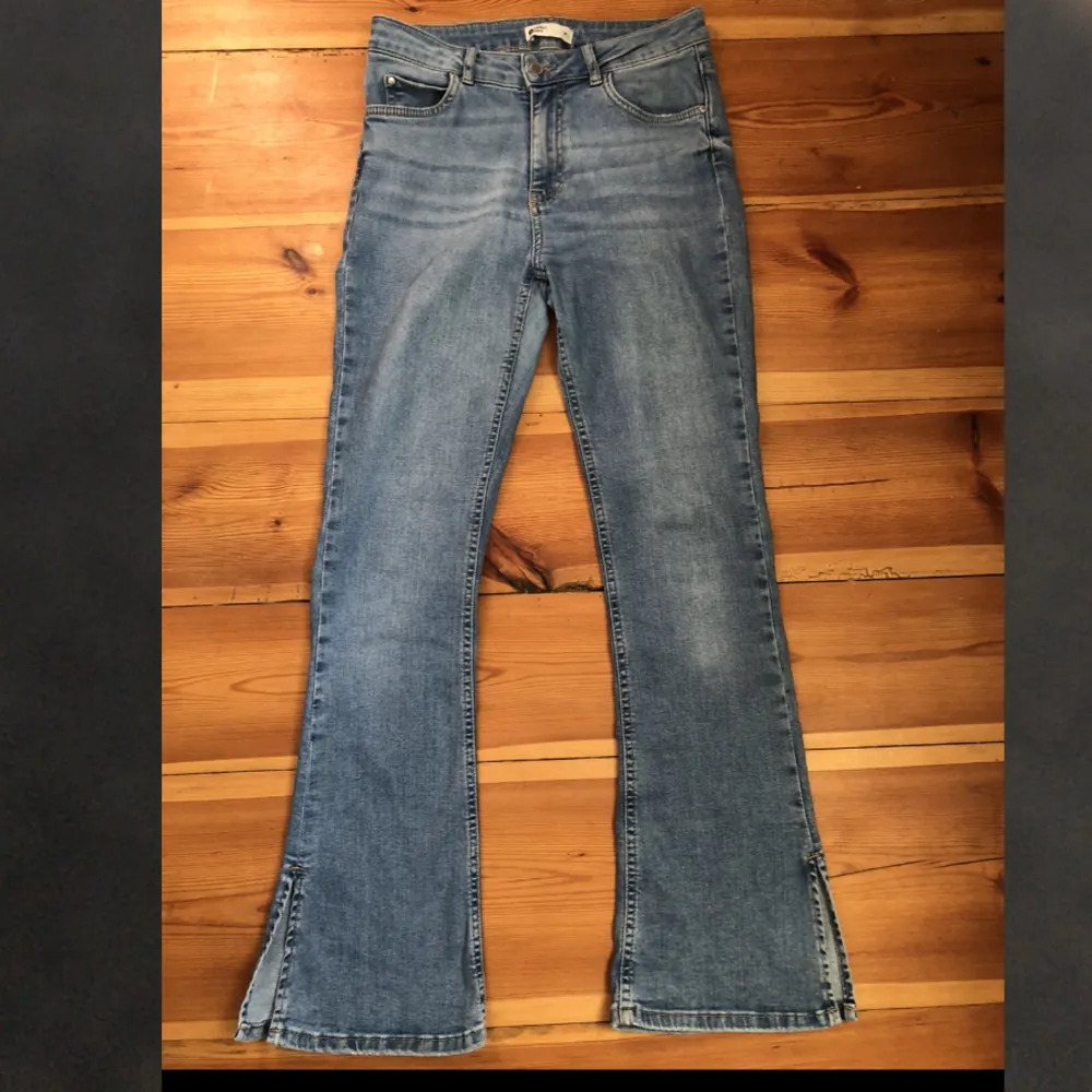 Supersnygga jeans med slits längst ner från Gina Tricot! Storlek M. Kom privat för fler bilder💞. Jeans & Byxor.