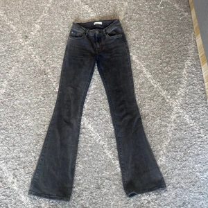 Bootcut jeans😍🙏🙏 - Ett par mörk gråa lågmidjade jeans från Gina. använda några gånger.Älskade dem men de blev för korta skulle säga de passar 153 till 165 Stolek 34 köpta för 499