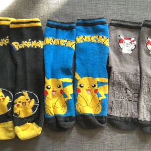 Tre par strumpor Pokemon - Tre par strumpor Pokémon, Pokémon möter ca 15 cm i fot 