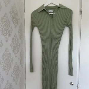 Ribbad midiklänning  - Ribbad klänning i MIDI-längd, väldigt stretchig, aldrig använd 