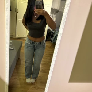 Jeans - Säljer den här as snygga straightleg jeansen från zara. Säljer dom då dem inte passar mig längre och är alldeles förkorta för mig.💗