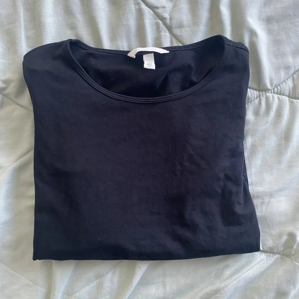En söt långärmad tröja från Hm som inte kommer till användning 💕 Har använt den max 3 gånger💕. Tröjor & Koftor.