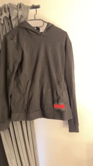 Calvin klein  - En jätte fin Calvin Klein tröja som jag tyvär inte använder längre pgr av att den är för liten är nästan i nyskick har ca använt tröja 2-5 gånger 