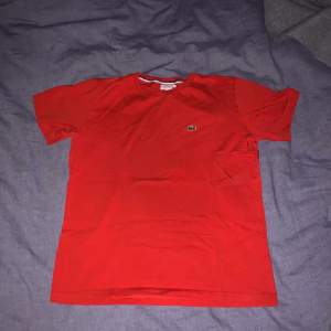 Säljer Lacoste t shirt röd 