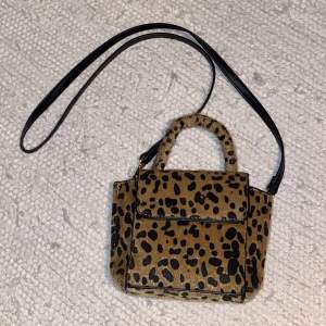 Liten leopardhandsväska från GinaTricot 🐆🤎 axelremmen går att ta av ☺️ Bredd: 20cm Höjd: 15cm  Djup: 5cm 
