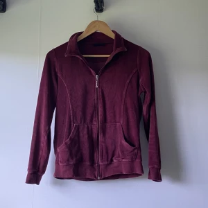 Velour track jacket - Säljer denna juicy-liknande velour track jacket från esmara med jättefin detalj på dragkedjan!