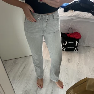 Gråa jeans - Super snygg ljusgrå färg, från weekday i modellen VOYAGE!!