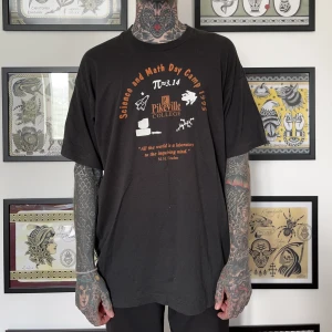 Vintage matematik tisha - 90’s matematik tisha, single stitched, screen stars tag. Sitter som en lång L. (Skippa alla 1000 frågor för att sen strunta i köpet. Köp nu eller inte alls, slösa inte min tid tack! Jag möts inte längre upp pga tidsödslande intressenter.)