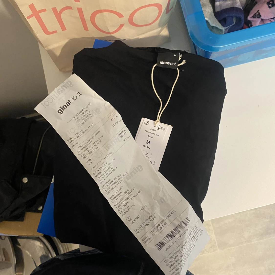 Svart Funnel neck top från Gina  - 90