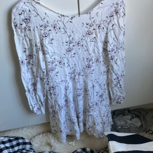 Blommig klänning open back - En openback klänning i blommigt mönster ifrån bikbok 