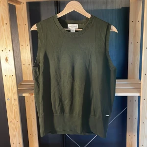 Mörkgrön väst/linne - Väst från Lindex i bra material. Storlek L, passa dock mer som M/S