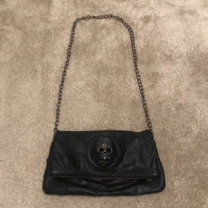Thomas Wylde väska - Säljer denna Thomas Wylde väska. Väskan har däremot lite defekter som är att tex kedjan är lite rostig och att en del av lädret har fallit av från väskan. Kontakta för mer info och fler bilder!