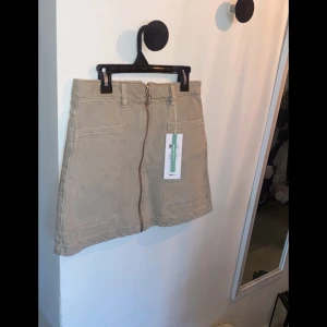 Ginatricot - Denim utility zip skirt - Oanvänd jeanskjol m prislapp kvar, i strl 34 (xs).