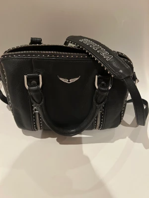 Zadig vädka - Säljer denna SJUKT snygga Zadig väskan som inte kommer till användning längre. Köpt för 5000 i butik❤️