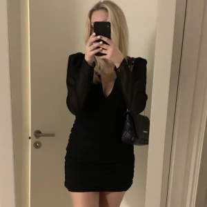 Svart klänning  - En skitsnygg svart klänning från Ginatricot, aldrig använd pga för kort på mig (är 182) storlek 38