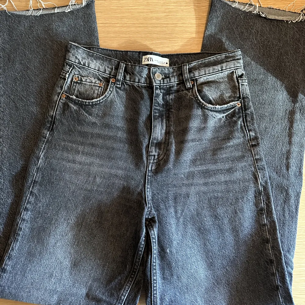 💓Gråa jeans 💓Storlek 38 💓Från Zara i ”tall”modell 💓kan skickas, köpare betalar frakt. Jeans & Byxor.
