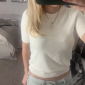 Zara tröja - Superfin kortärmad stickad tröja från Zara. Lite nopprig men annars fint skick💗💗