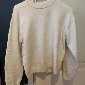 stickad tröja  - helt ny tröja från hm, säljes då jag ångrade mig