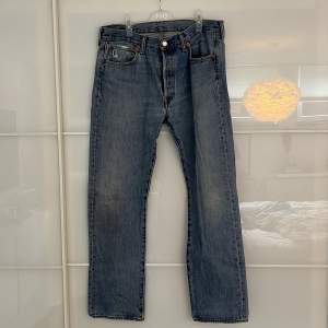Raka Levis jeans, köpta secondhand. Har liten defekt på ena knäet, syns knappt. Kan inte hitta någon lapp med storlek men skulle gissa på 31. 