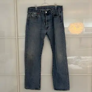 Raka Levis jeans, köpta secondhand. Har liten defekt på ena knäet, syns knappt. Kan inte hitta någon lapp med storlek men skulle gissa på 31. 