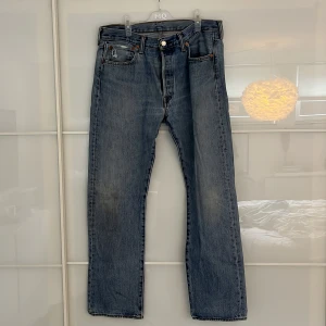 Raka Levis jeans, 501 - Raka Levis jeans, köpta secondhand. Har liten defekt på ena knäet, syns knappt. Kan inte hitta någon lapp med storlek men skulle gissa på 31. 