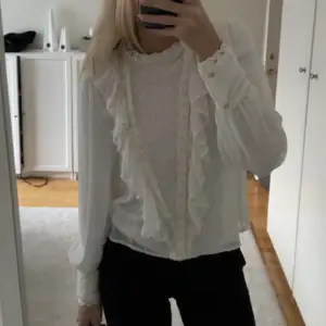 Säljer en super fin, helt ny, oanvänd volang blus från zara i storlek S. Köpt i höstas för 359kr!!🫶🏼