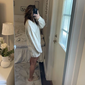 Stickad klänning😍😍 - Intressekoll på denna AS SNYGGA stickade klänning i en creme vit/ beige färg, perfekt till hösten!! Är inte 100% på att jag vill sälja så kom med prisförslag😆💗💗 tryck INTE på köp nu, kontakta mig först🙌🏻🙌🏻🙌🏻