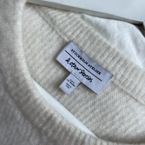 Stickad tröja  - Stickad tröja från &Other stories i mohairblandninh, storlek small! (Nypris 1300)