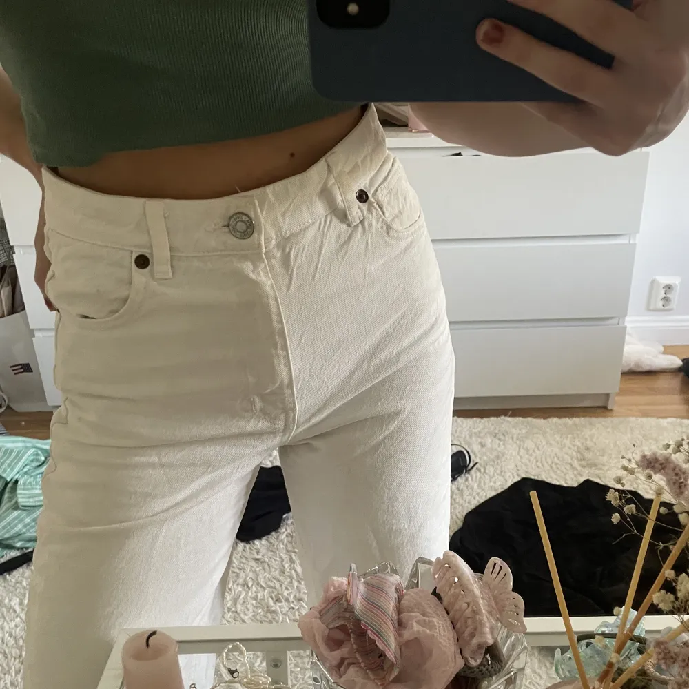 Ett par skitsnygga vita raka jeans från ZARA. Kommer inte till användning dessvärre. Storlek 36 i bra skick! Så najs på sommaren!!!💕🫶💞🌸. Jeans & Byxor.