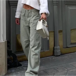 Lioness cargo pants - Säljer dessa snygga byxor från Lioness då dom tyvärr är lite stora för mig. Endast testade en gång så prislappen sitter kvar. Storlek M. Kan mötas upp i Stockholm annars står köparen för frakten. (Lånade bilder) 