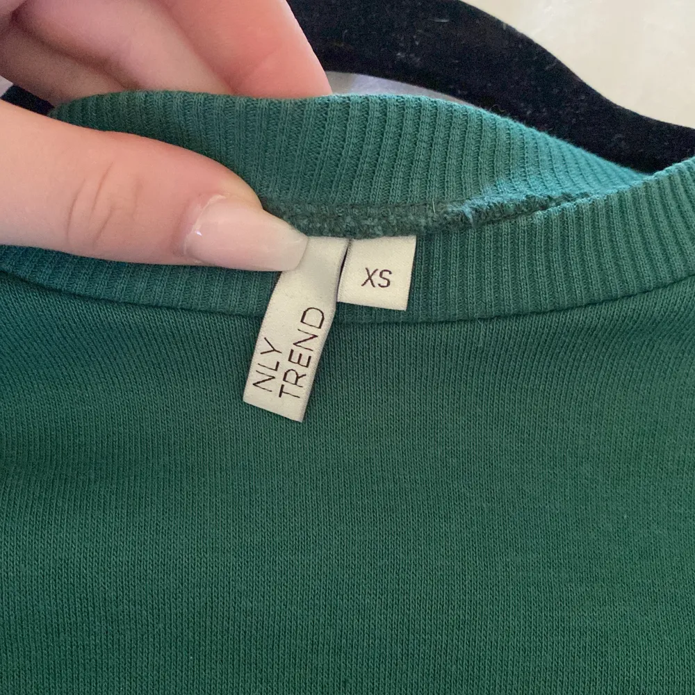 Grön sweatshirt från Nelly, jätte fint skick!!💚storlek Xs passar även S. Tröjor & Koftor.