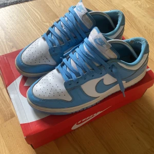 Nike dunk unc (2021) - Jag säger pga att dem börjat bli lite små men även att dem inte passar min stil till 100% längre, jag fick dem för ungefär 2 år sedan, använt dem en del men dem är fortfarande i gott skick. Jag kan också tänka mig byta skor vid intresse.  Nypris 5000kr