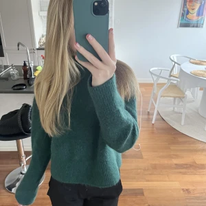 Grön tröja från &otherstories! - Super fin tröja från &otherstories, i nyskick!🍀 Nypris 690