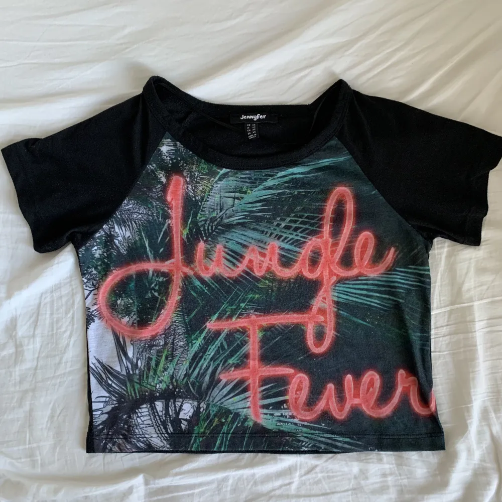 Snygg croppad t-shirt från märket Jennyfer! Går att stylea på många olika sätt. 🦋. T-shirts.