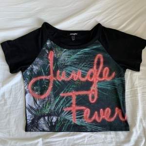 Snygg croppad t-shirt från märket Jennyfer! Går att stylea på många olika sätt. 🦋