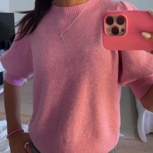 Vero Moda stickad tshirt  - Jättefin stickad T-shirt i en så fin rosa färg. Knappt använd så i väldigt bra skick. Storlek S men passar även om man bär Xs/M!!