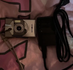 y2k digitalkamera  - en till digitalkamera till salu! denna är nog den bästa jag haft, men pengarna behövs tyvärr mer 🙌 den har laddare, alltså är det inte aa- batterier eller liknande utan laddbart batteri som håller lääänge!!!🥰 skriv för mer frågor😊