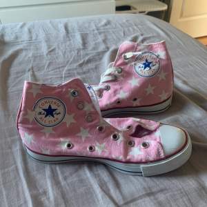 Rosa converse med stjärnor, något slitna men i bra skick, snöre finns till båda men har tagit ut det ena, sätter självklart i de vid köp. Stl 38, 100kr + frakt, men pris kan diskuteras🩷