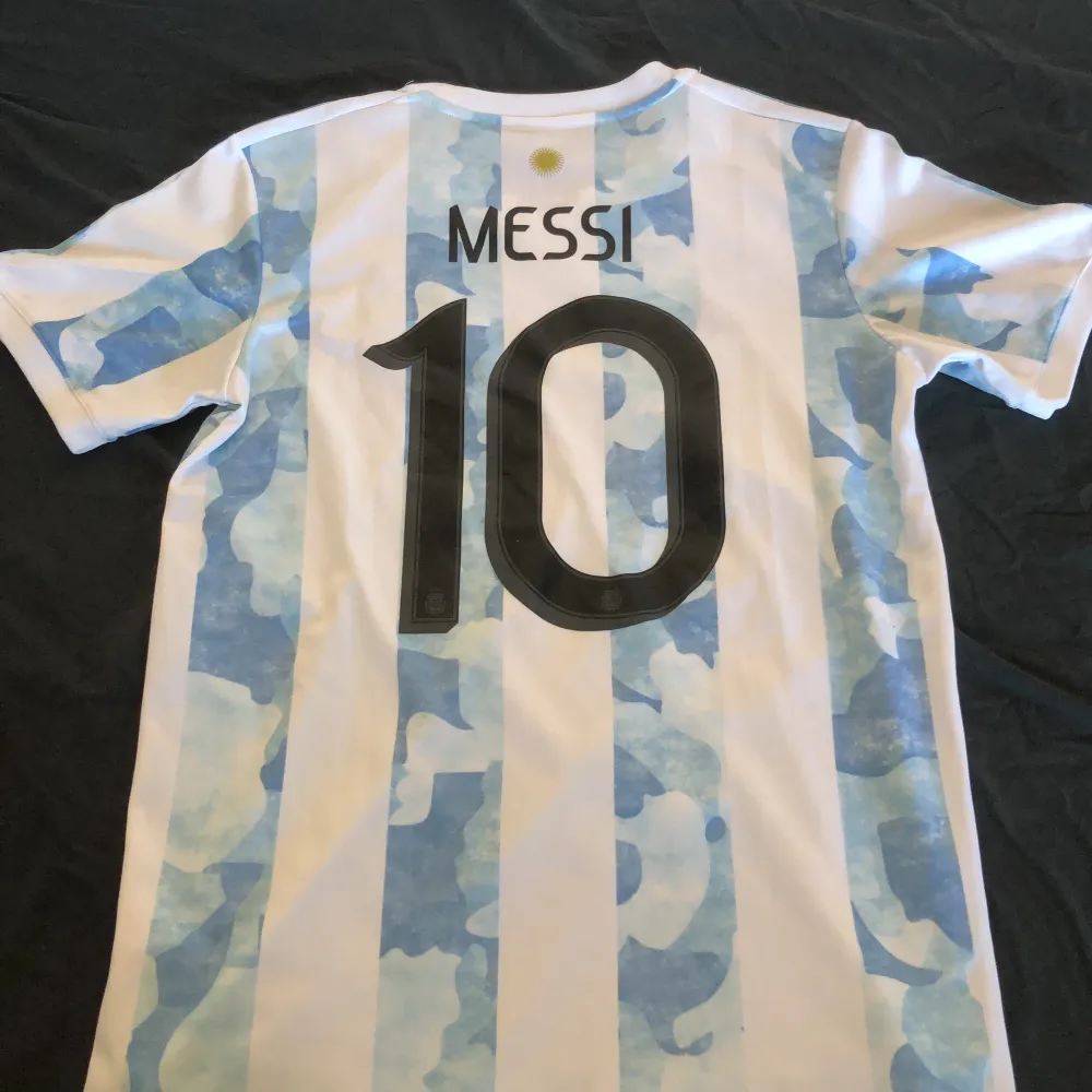 Säljer nu min Messi tröja för den inte kommer till användning. Använd typ 3 gånger. Pris kan diskuteras👍. Tröjor & Koftor.