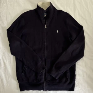 Ralph Lauren Polo zip-tröja - Säljer en tröja från Ralph Lauren, den är använd men i fint skick! Passar S!