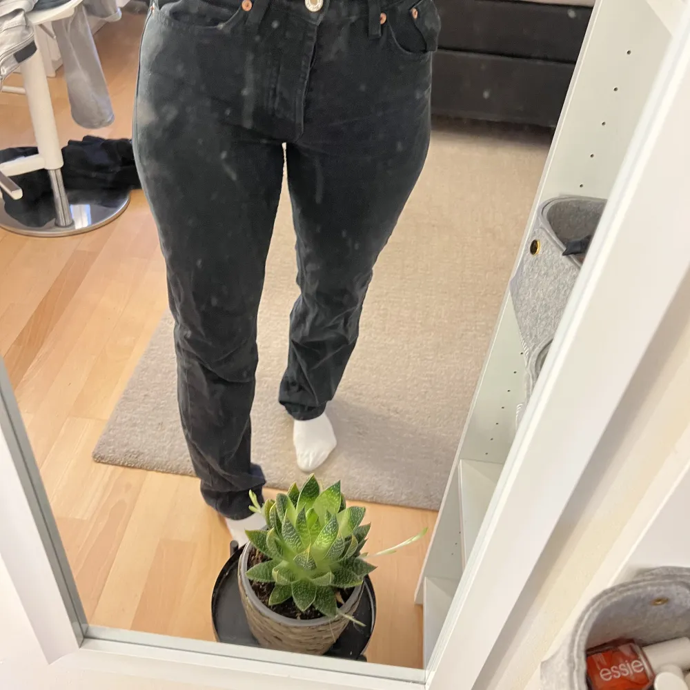 Zara jeans svarta, midrise i storlek 36. Jeans & Byxor.