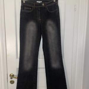 Svarta utsvängda jeans, Midjemåttet är 37 cm rakt över och innerbenslängden är 83 cm