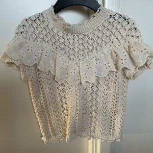 Broderad blus från Zara  - Superfin broderad blus från Zara i storlek S. Jättefin vid alla tillfällen!  Frakt tillkommer 54:-