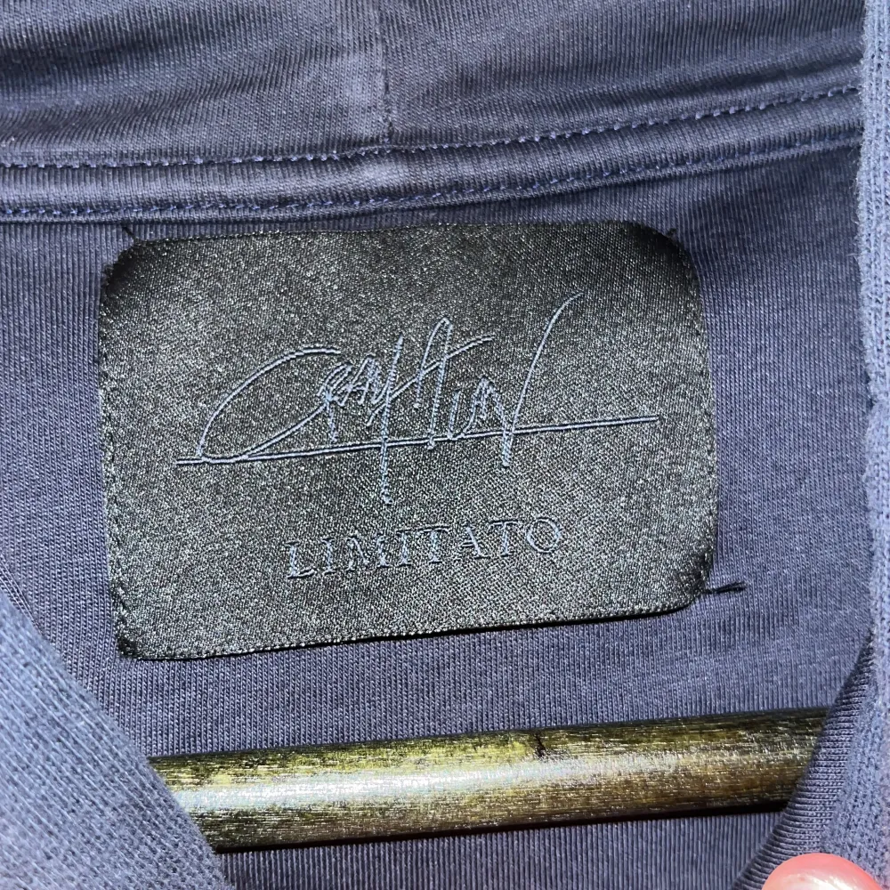 En sällsynt Limitato hoodie i mycket fint skick Köptes på United Fashion för 3 år sedan när den släpptes och har användts extremt sparsamt Skick 9/10  Nypris 2400: Mitt pris 1499 Stl L men passar M. Hoodies.