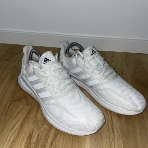 Adidas trainers  - Använd på gymmet 2/3 gånger, Gör man rent de då är de som nya