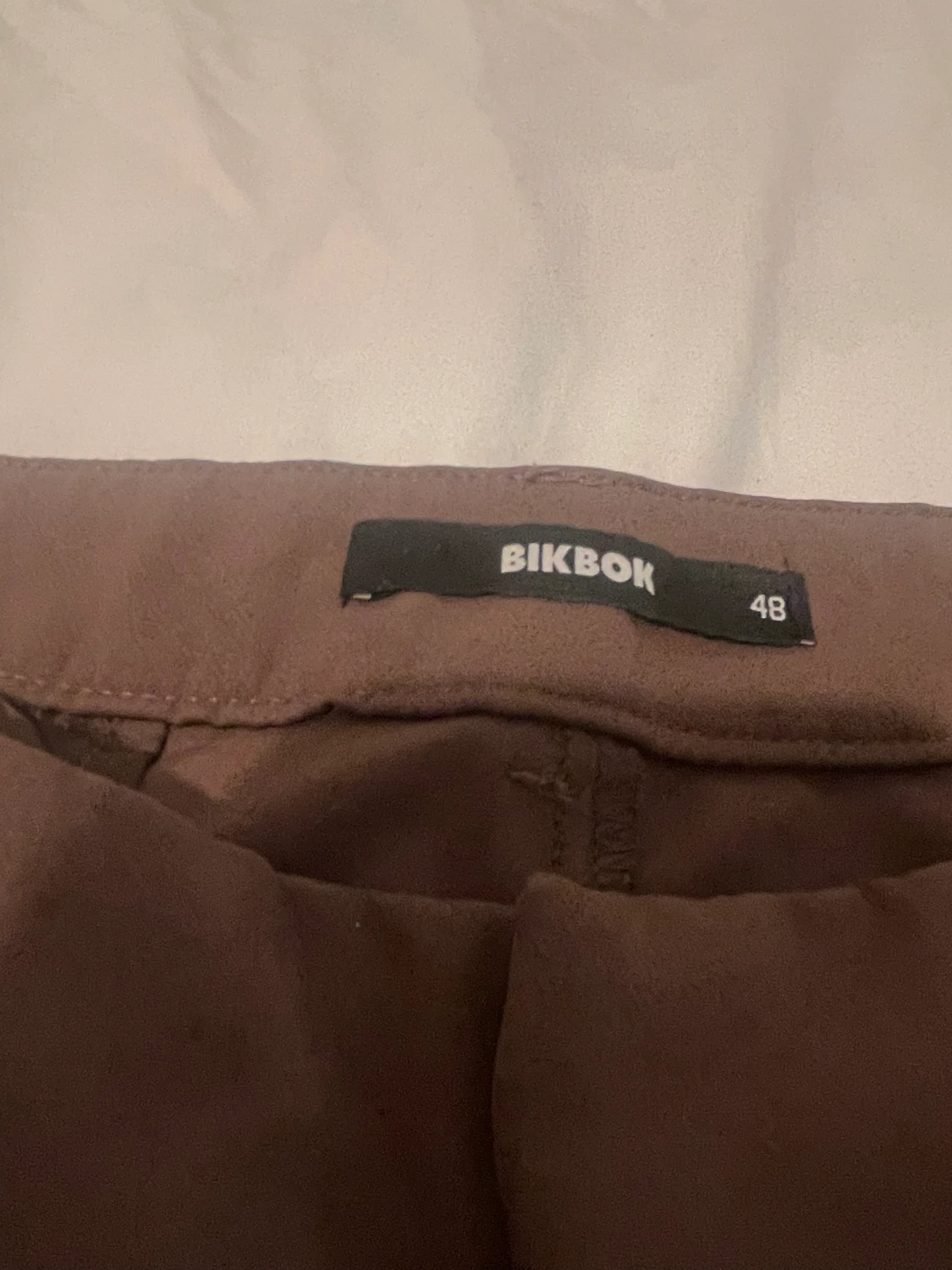 Bruna utsvängda kostymbyxor  - 90