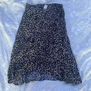 En leopard kjol i storlek 146/152, men jag skulle säga att den passar också till de som har storlek XXS💗