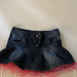 kjol - den e rosa och marinblå  